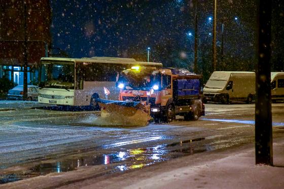 A főváros a várható havazásra való felkészülés jegyében több mint ötven hóeltakarító gépet mozgósít.