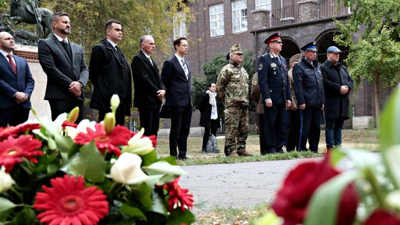 A szabadság lángja Szeged szívéből gyúlt ki, ahol a forradalom bátor harcosai előtt hajtottak fejet a Rerrich Béla téren - képgalériával.