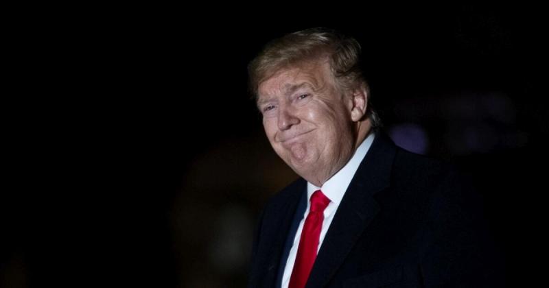 Damoklész kardja fenyegetően lóg Trump feje felett, míg Magyarországon ilyen drámai helyzetek nem valósulhatnak meg.