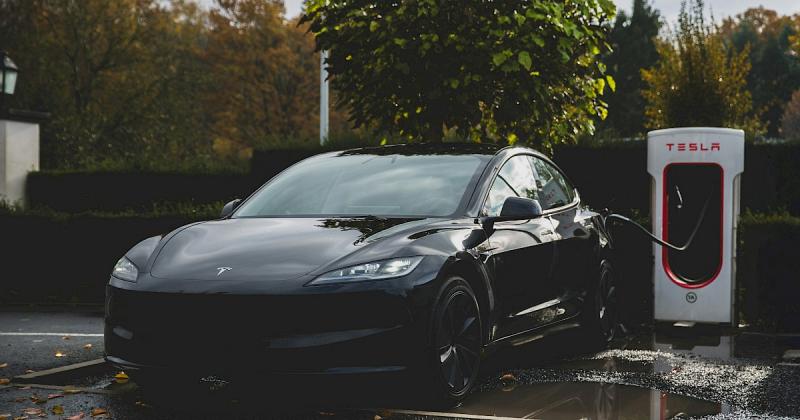 A Tesla akár büntetést is kiszabhat, ha túltöltöd az autó akkumulátorát.