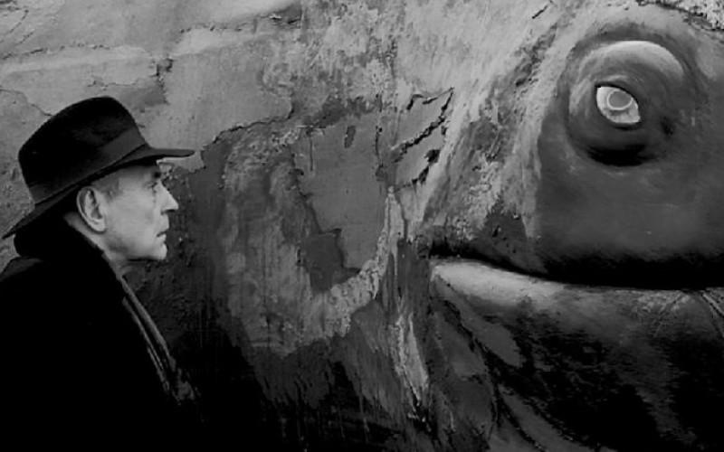 Távlat vagy reménytelenség? Krasznahorkai László és a film művészete | Litera - az irodalmi portál

A művészet határvonalain mozogva Krasznahorkai László munkássága egy különös, sokszor ellentmondásos világot teremt, ahol a távlatok és a reménytelenség kö