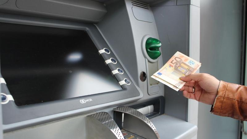 Ha véletlenül pénzt találtál az ATM mellett, fontos, hogy tudd, mit kell tenned. Máskülönben pénzbírságra vagy akár börtönbüntetésre is számíthatsz. Tehát, ha ilyen helyzetbe kerülsz, a legjobb, ha azonnal értesíted a bankot, hogy a helyzetet jogszerűen r